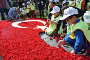 80 bin karanfille Türk bayrağı