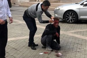 Kardeşinin cinayet sanığını bıçakladı