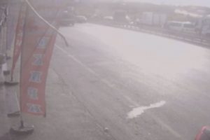 Beton mikserinin devrilme anı kamerada