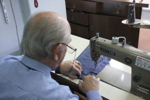 52 yıldır kumaşa şekil veriyor