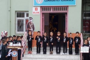 Anaokullu miniklerden işaret diliyle 10 Kasım şarkısı