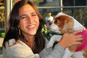 Köpeğini kucağından indirmedi