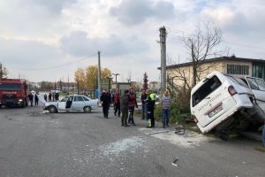 Otomobil ile minibüs çarpıştı: 2 yaralı