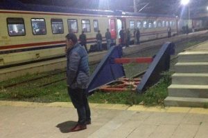 300 yolculu tren arıza yaptı!