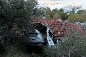 El frenini çekmeden park ettiği minibüs uçuruma düştü