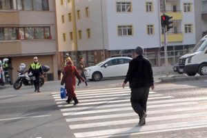 Bolu'da kırmızı ışıkta geçen yayalara trafik cezası