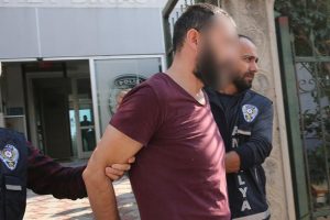 Eşiyle ilişkisi olduğunu düşündüğü adamı öldürdü