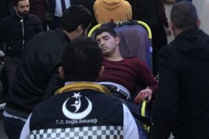 Lokantada çalışan komiyi sırtından bıçakladı