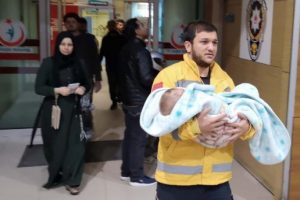 Bursa'da bebeğin boğazına 50 kuruş takıldı