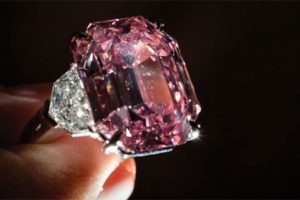 ''Süslü Parlak Pembe'' elmas yüzük 44,5 milyon İsviçre frangına satıldı