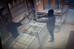 Silahlı soyguncuyu ateş ederek püskürttü