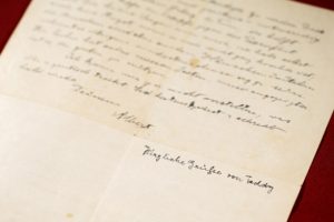 Einstein'ın mektubu 40 bin dolara alıcı buldu