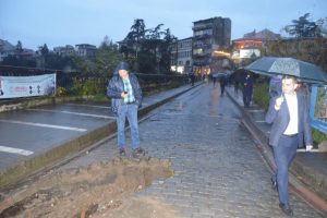 Su borusu patladı, yolun bir kısmı çöktü