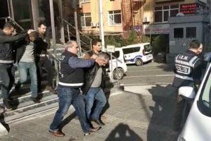 Polis süsü veren gaspçılar polis tarafından yakalandı
