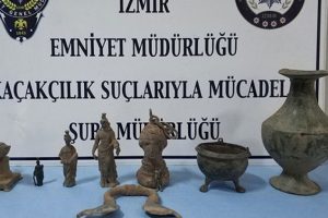 İzmir'de tarihi eser operasyonu: 18 parça tarihi eser ele geçirildi.