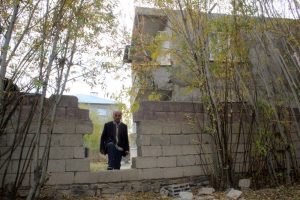 Evine duvarda açılan boşluktan giriyor