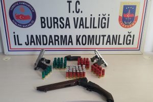 Bursa'da çalıntı silahlarla yakalandılar