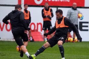 Beşiktaş sağanak yağmur altında çalıştı