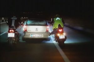 Bozulan aracı 30 kilometre böyle ittiler