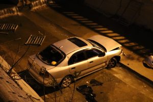 Kanala uçan otomobilden burunları bile kanamadan çıktı