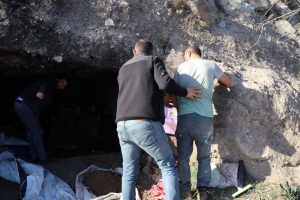 Kaya mezarı kazarken yakalandı