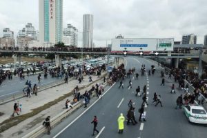 Kitap fuarı izdihamı....Üst geçit yetmedi, polis yolu kesti