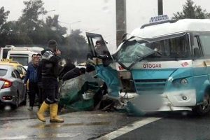 Yolcu minibüsü bariyere çarptı: 3 yaralı