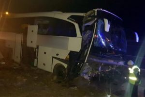 Yolcu otobüsü refüje çarptı! Çok sayıda yaralı var