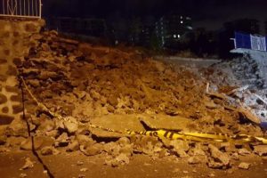 İstinat duvarı çöktü!