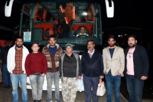 Sokakta kalan 16 kişilik aileye esnaf sahip çıktı