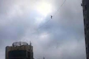 Yürekleri ağza getirdi! 27 kat yüksekliğindeki iki bina arasında...