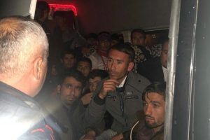 Lahana yüklü kamyonette 38 kaçak göçmen yakalandı