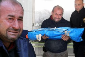 Annenin öldürdüğü bebeğin cenazesini baba gözyaşlarıyla aldı