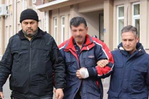 Yatalak babasının boğazını kesti!