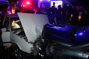 Alkollü Polonyalı sürücü, otomobil ve minibüse çarptı