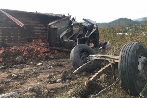 Freni patlayan kamyon devrildi: 4 yaralı