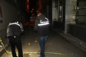 Cezaevi firarisi 2'si yoldan geçen 3 kişiyi vurdu