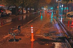 İzmir'in göbeğinde ilginç sandalye önlemi!