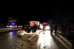 Otomobil aydınlatma direğini yıktı