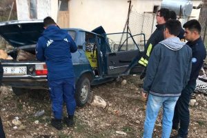 Bahçe duvarına girdi! 1 ölü, 3 yaralı