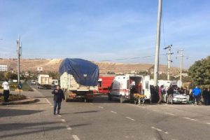 Kamyon otomobil ile çarpıştı: 2 ölü, 3 yaralı