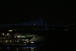 İstanbul çocuklar için maviye büründü