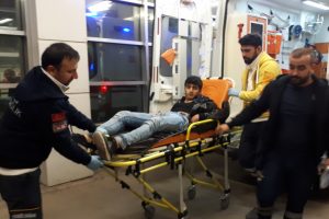 Kavga eden şahısları ayırmak isterken bıçaklandı
