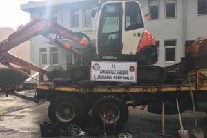 İş makineli kaçak kazıya 2 gözaltı