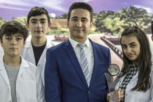 Kız öğrencileri bilişimle buluşturdu, 'küresel öğretmen ödülü' kazandı