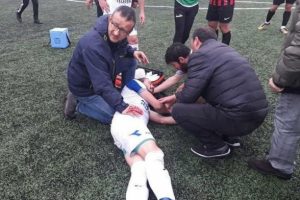 Amatör Küme maçında futbolcu ölümden döndü