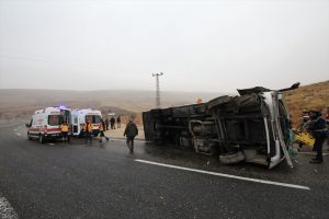 Yolcu midibüsü devrildi: 7 ölü, 15 yaralı