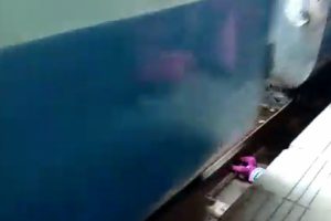 Bebek tren raylarına düştü! Mucize kurtuluş