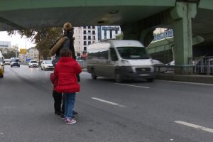 16 basamak çıkmamak için canlarını tehlikeye atıyorlar