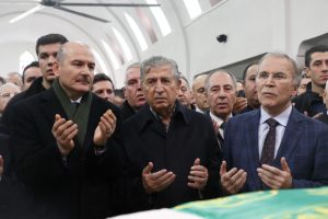 Köksal Toptan annesini son yolculuğuna uğurladı